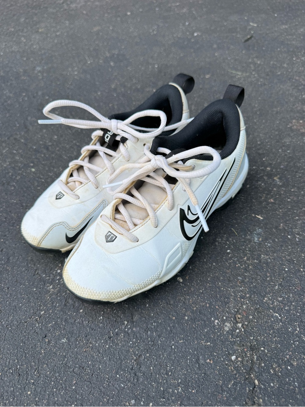Nike Kids White and Black Low-Top baseball cleats